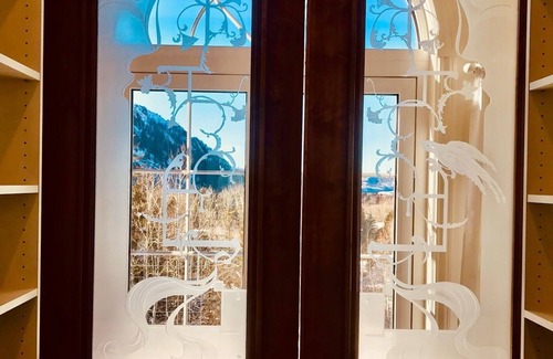 Knollwood House | Exquisite pet friendly home, 5 blks from Gondola with stunning views!