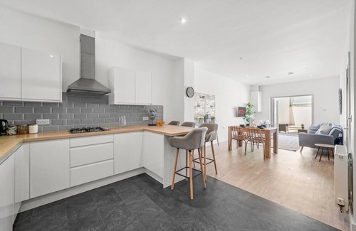 Hanham Apartment | Exquisite Scandi Gem of Bristol - Sleeps 6