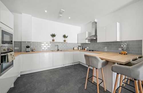 Hanham Apartment | Exquisite Scandi Gem of Bristol - Sleeps 6