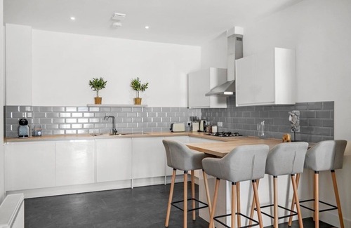 Hanham Apartment | Exquisite Scandi Gem of Bristol - Sleeps 6