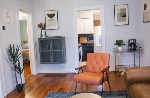 South Kansas City House | Extended Stay Colorful Cottage in Kansas City