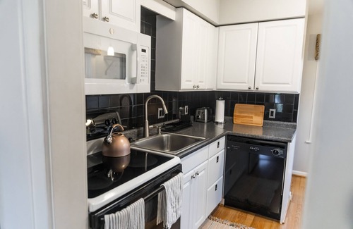 South Kansas City House | Extended Stay Colorful Cottage in Kansas City