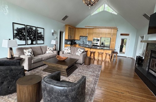 Burlington House | Extended Stay Contemporary Secluded Waterfront Lodge in Bamboo, Burlington NC,