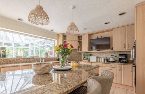 Fifield House | Extensive Gardens & Hot Tub I Pass The Keys