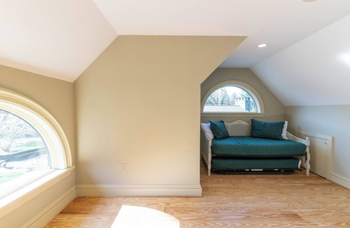 Worthington House | Extra large, quiet retreat with space for extended family, events - indoor pool