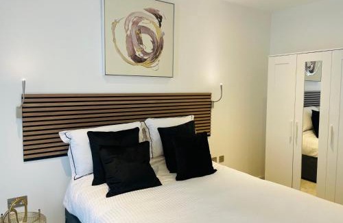 St Albans Apartment | Extra large spacious 1 Bedroom private apartment, Nr St Albans City Station, Business, contractor, Parking, WiFi