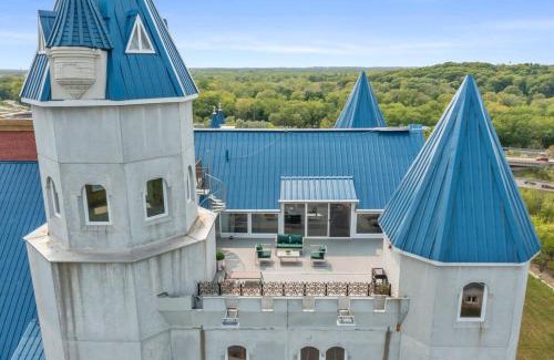 Grandville Apartment | Extravagant 3 Level Penthouse at The Grand Castle
