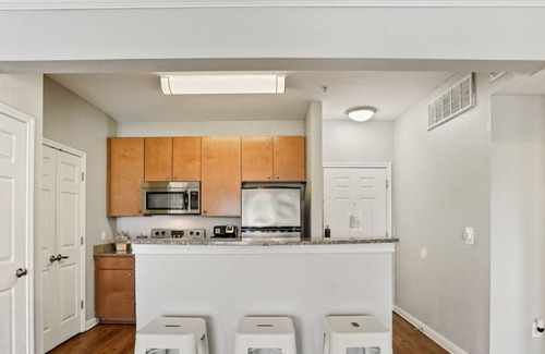 Pemberton Heights Apartment | Extremely Comfortable King Beds in Super Cute Apt