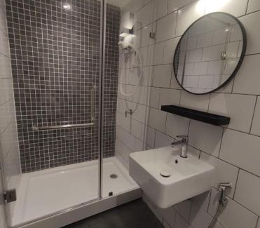 Gadong Hotel | EZ Cabins