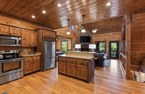 Blue Ridge House | EZ Come EZ Geaux - Stunning Mtn Views - Hot Tub