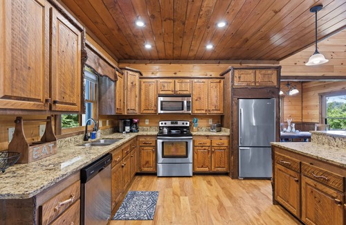 Blue Ridge House | EZ Come EZ Geaux - Stunning Mtn Views - Hot Tub