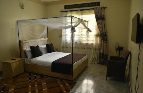 Munyonyo House | Ezeife Guesthouse