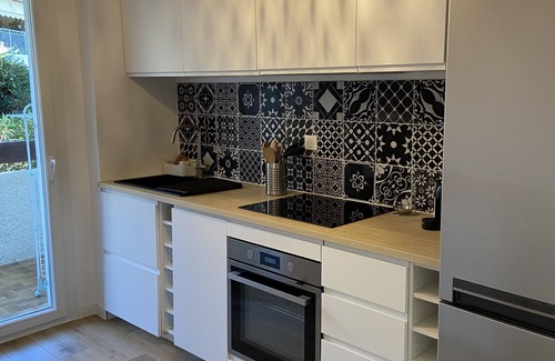 Saint-Cyr-sur-Mer Apartment | F2 totally renovated, garden level, secure parking, near beach and shops