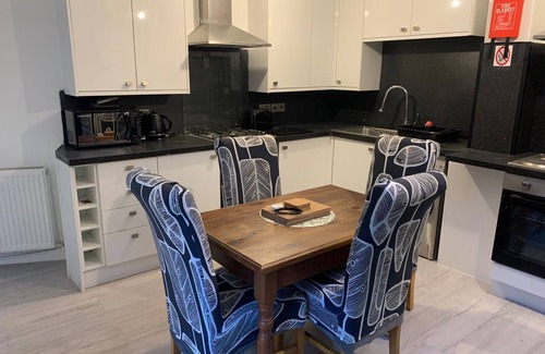 Heath House | Fab 5 Bedroom Home in Greater London & office space