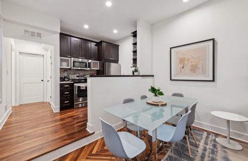 Logan Circle Apartment | FAB Logan Location- Luxury above ground with Kitchen!