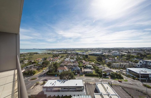 Takapuna Apartment | Fabulous 1BR apartment in the Spencer on Byron Hotel