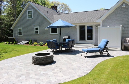 Cotuit House | Fabulous 3BR/3BA vacation house in Cotuit that sleeps 8 and only 1 mile to beach