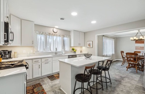 Rochester House | Fabulous 3BR Close to Airport