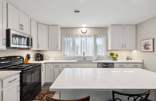 Rochester House | Fabulous 3BR Close to Airport