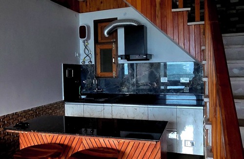 Kumharsain House | Fabulous 5-bedrooms in Narkanda Nestled in the middle of Apple Orchards