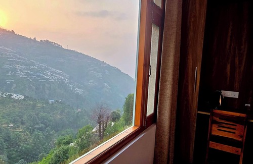 Kumharsain House | Fabulous 5-bedrooms in Narkanda Nestled in the middle of Apple Orchards