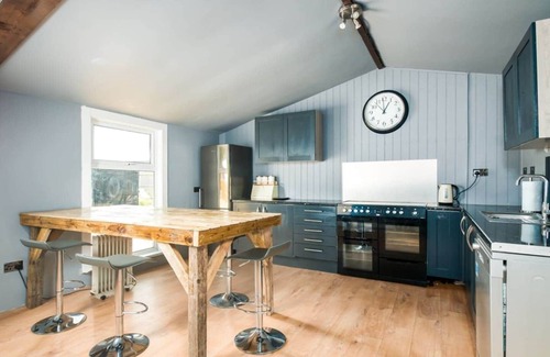 Upton Cheyney House | Fabulous cabin w/huge garden & hot tub sleeps 18
