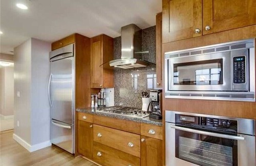 Columbia Condo | Fabulous City and Bay Views-One month minimum