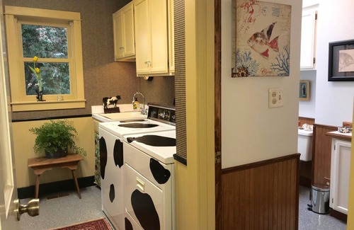Molalla House | Fabulous Country Escape in Stylish Guest House with Private Hiking and Hot Tub.