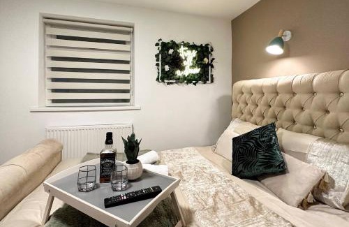 Rhondda Cynon Taff Apartment | Fabulous Fiery Flat W Body Shower - Tylorstown