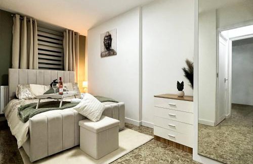 Rhondda Cynon Taff Apartment | Fabulous Fiery Flat W Body Shower - Tylorstown