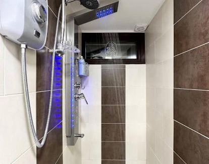 Rhondda Cynon Taff Apartment | Fabulous Fiery Flat W Body Shower - Tylorstown