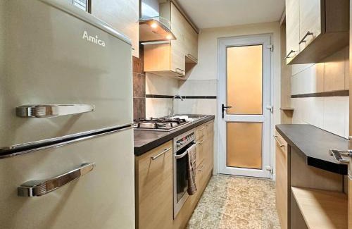 Rhondda Cynon Taff Apartment | Fabulous Fiery Flat W Body Shower - Tylorstown