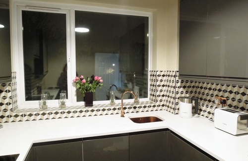 Leyton Apartment | Fabulous & Funky 3 Bedroom Flat in East London. Close to Underground & 24h Tesco
