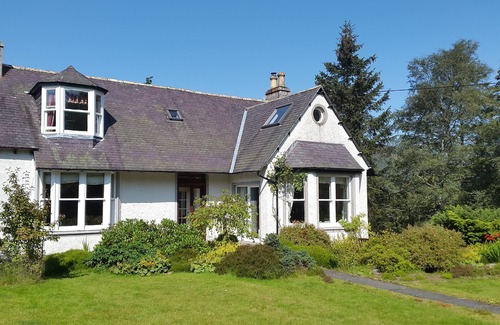 Braemar House | Fabulous house with sun-doors and patio - Large mature garden. Mountain views.