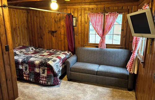 Itasca County Resort | Fabulous lakeside cabin with free dock space! Excellent swimming beach