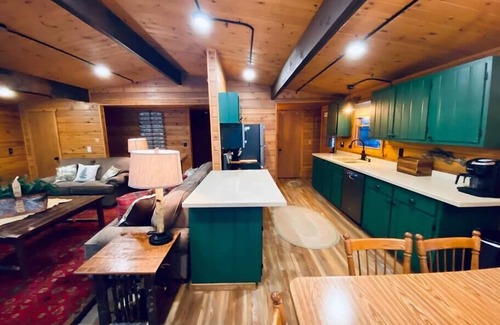 Manitowish Waters Cabin | Fabulous stay in fun Manitowish getaway (+Pontoon)