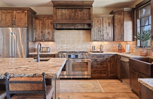 Powell Butte House | Fabulous Views, Fireplace, Hot Tub, Fire Pit, Outdoor Pizza Oven, Resort Pool