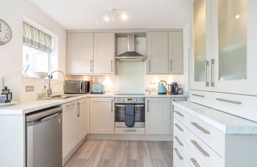 Mylor Churchtown Apartment | Fabulous well appointed refurbished apartment in central Falmouth