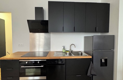 Surgeres Apartment | Facing the castle & Air-conditioned ~ El Castillo ~