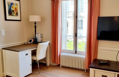 Angouleme Apartment | Facing the town hall, large apartment