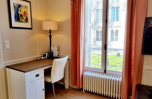 Angouleme Apartment | Facing the town hall, large apartment