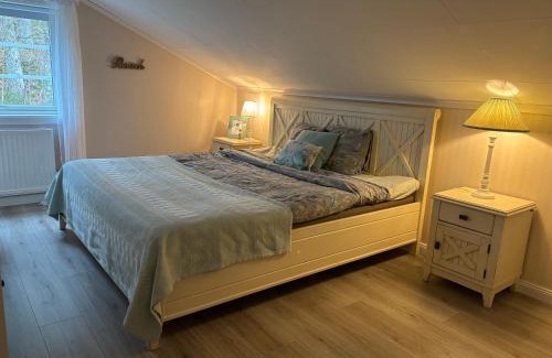 Lysekil House | Fagerbacka Svit. Trivsam lägenhet nära havet