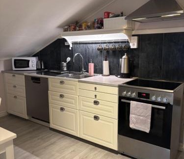 Lysekil House | Fagerbacka Svit. Trivsam lägenhet nära havet