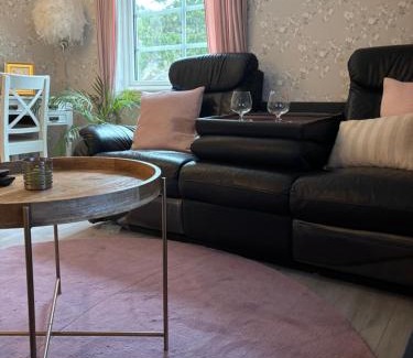 Lysekil House | Fagerbacka Svit. Trivsam lägenhet nära havet