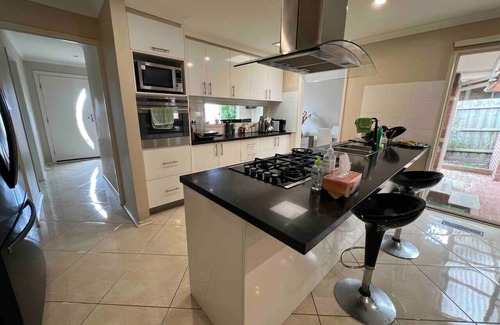 Frankston House | Fair Priced Private Room- Queen bed with Amneties