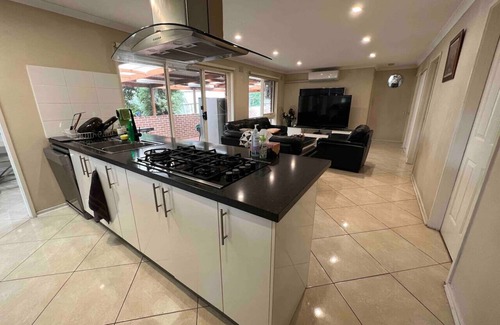 Frankston House | Fair Priced Private Room- Queen bed with Amneties