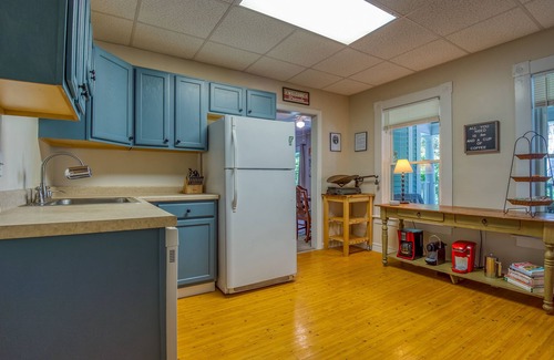 St. Johnsbury Center Apartment | Fairbanks Retreat - Cozy 2 bedroom 2nd floor apartment