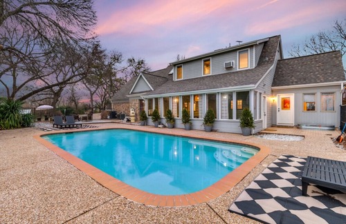 Waxahachie House | Faire La Fête Manor ~ Waxahachie Estate Home ~ Event Grounds ~ Close to DFWn