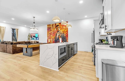 Hurwood Heights House | Fall escape rooftop hot tub, outdoor kitchen, game room near Broadway