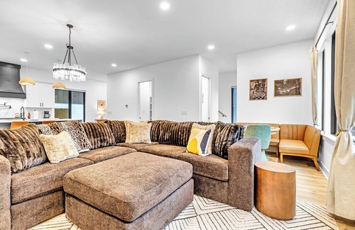 Hurwood Heights House | Fall escape rooftop hot tub, outdoor kitchen, game room near Broadway
